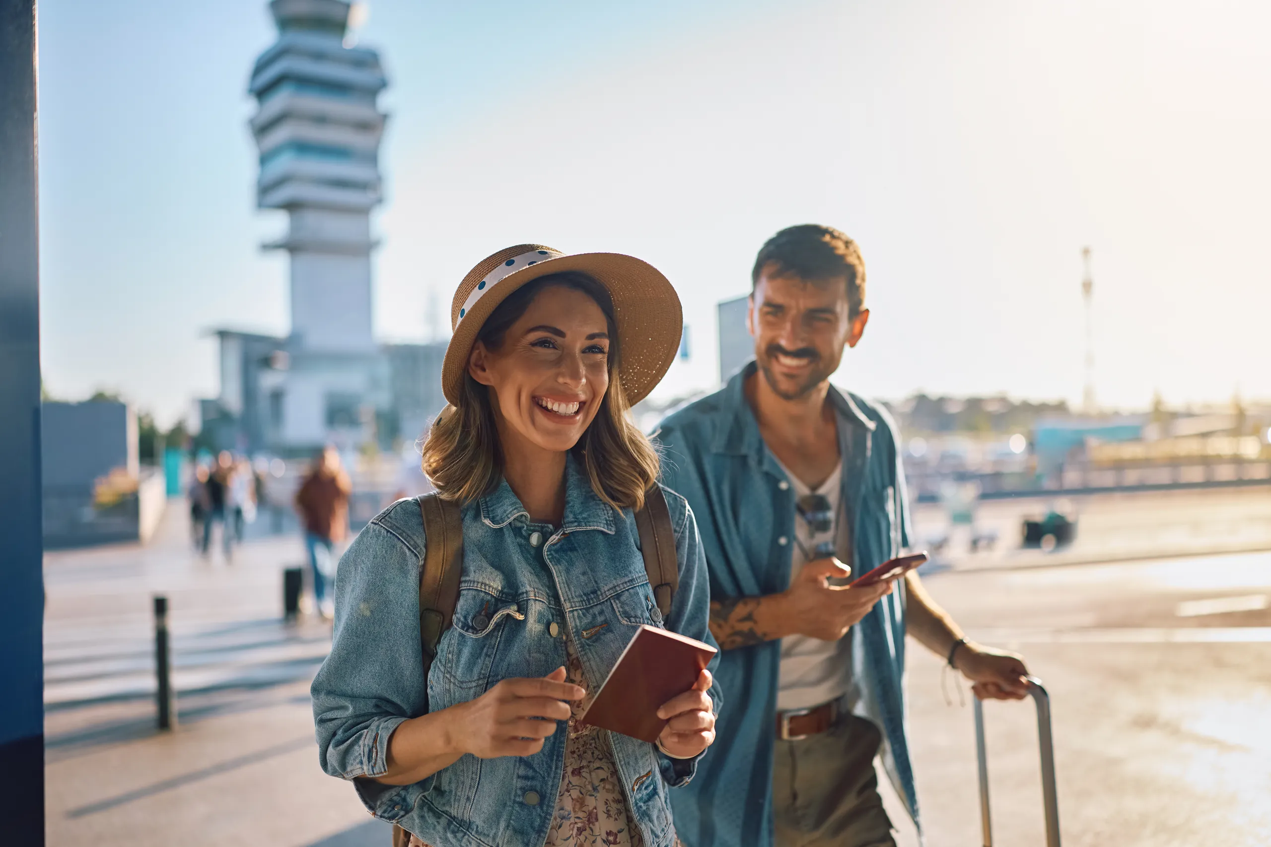Participantes felices arribando al aeropuerto para su viaje de incentivo